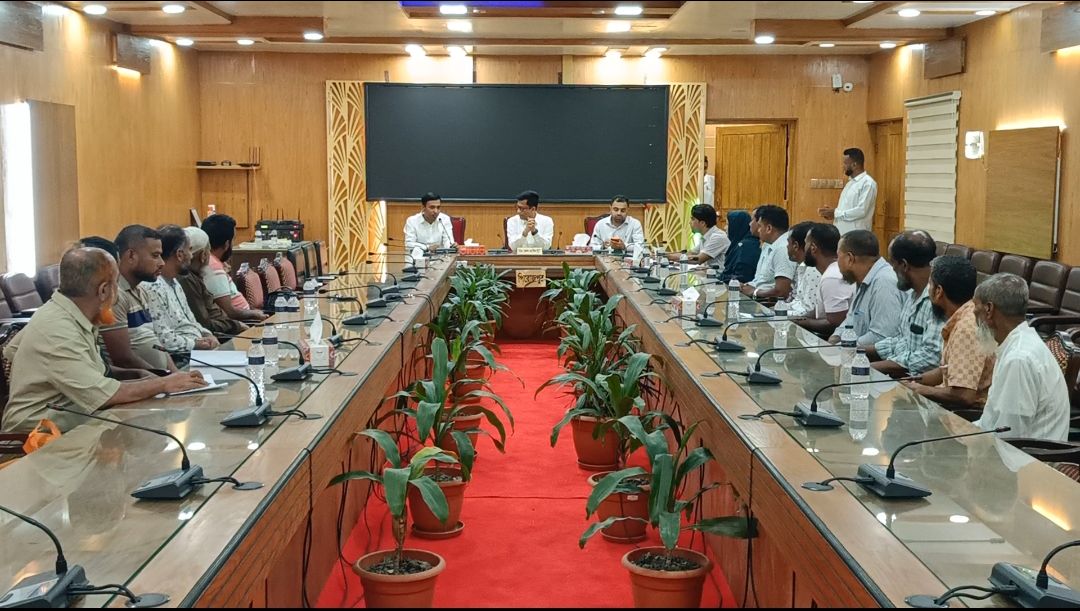 পিরোজপুরে অগ্নিকাণ্ডে ক্ষতিগ্রস্তদের মাঝে অনুদান প্রদান করেন জেলা প্রশাসক পিরোজপুর সদর উপজেলার শারিকতলা ইউনিয়নের শারিকতলা বাজারে শনিবার দিবাগত রাতে ভয়াবহ অগ্নিকাণ্ডে ক্ষতিগ্রস্ত ব্যবসায়ীদের মাঝে আর্থিক সহায়তা প্রদান করেছে জেলা প্রশাসক আবু সাঈদ। রবিবার (১০ মে) বিকেলে জেলা প্রশাসনের সম্মেলন কক্ষে আয়োজিত অনুষ্ঠানে ক্ষতিগ্রস্ত প্রত্যেক ব্যবসায়ীকে প্রাথমিকভাবে ১০ হাজার টাকা করে অনুদান প্রদান করেন। এ সময় জেলা প্রশাসক বলেন, ক্ষতিগ্রস্ত ব্যবসায়ীদের পুনর্বাসনে জেলা প্রশাসনের পক্ষ থেকে পর্যায়ক্রমে আরও সহায়তা দেওয়া হবে। অনুদান প্রদান অনুষ্ঠানে অতিরিক্ত জেলা প্রশাসক (শিক্ষা ও আইসিটি) মো. মাজহারুল ইসলাম, পিরোজপুর সদর উপজেলা নির্বাহী কর্মকর্তা মামুনুর রশীদ, প্রকল্প বাস্তবায়ন কর্মকর্তা মানষ কুমার দাসসহ সংশ্লিষ্ট কর্মকর্তারা উপস্থিত ছিলেন। উল্লেখ্য, শনিবার (৯ মে) দিবাগত রাত ১টার দিকে শারিকতলা বাজারে ভয়াবহ অগ্নিকাণ্ডের ঘটনা ঘটে। আগুনে মুদি দোকান, মনোহরী, ফার্মেসি ও ডেকোরেটরসহ ১৪টি দোকান সম্পূর্ণ পুড়ে যায়। ক্ষতিগ্রস্ত ব্যবসায়ীদের দাবি, এতে প্রায় এক কোটি টাকার ক্ষয়ক্ষতি হয়েছে। স্থানীয় সূত্রে জানা গেছে, বাজারের একটি চায়ের দোকান থেকে আগুনের সূত্রপাত হয়েছে বলে প্রাথমিকভাবে ধারণা করা হচ্ছে। পরে স্থানীয়দের সহযোগিতায় ফায়ার সার্ভিসের একটি ইউনিট আগুন নিয়ন্ত্রণে আনে। এ ঘটনায় কোনো হতাহতের খবর পাওয়া যায়নি। আগুন লাগার কারণ ও প্রকৃত ক্ষয়ক্ষতির পরিমাণ নিরূপণে তদন্ত চলছে বলে জানিয়েছে ফায়ার সার্ভিস।